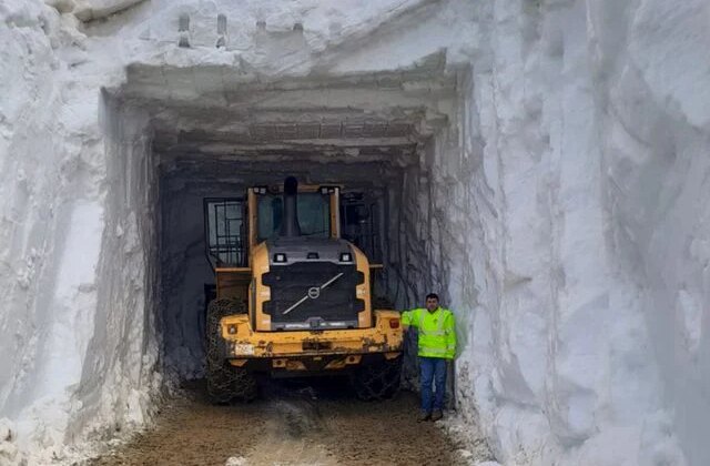 Yüksekova’da Mayıs ayında 6 metrelik kar mesaisi: İş makineleri kar tünellerinde kayboldu