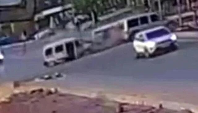 Yüksekova’da 11 kişinin yaralandığı zincirleme kaza kamerada