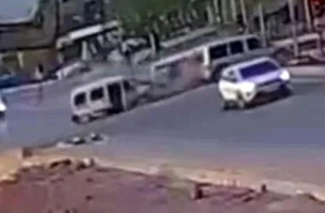 Yüksekova’da 11 kişinin yaralandığı zincirleme kaza kamerada