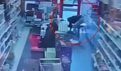 Jandarma personelinin, marketteki müşteriyi kalp masajıyla hayata bağladığı anlar kamerada