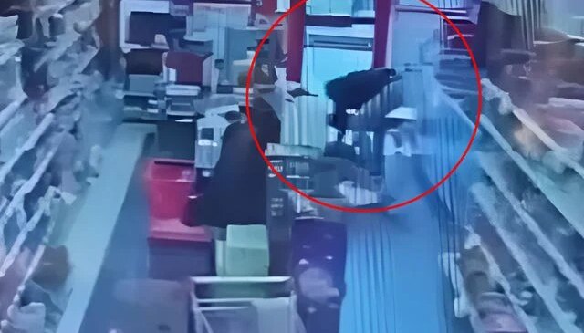 Jandarma personelinin, marketteki müşteriyi kalp masajıyla hayata bağladığı anlar kamerada