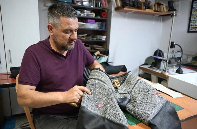 15 yıldır dikiyor: Sadece 3 günde yapıp 20 bin liraya satıyor