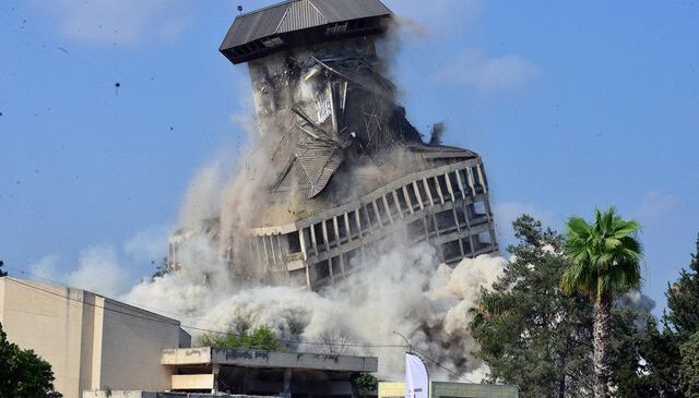 Adana’nın simge yapısı saniyeler içinde tuzla buz oldu