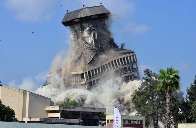 Adana’nın simge yapısı saniyeler içinde tuzla buz oldu