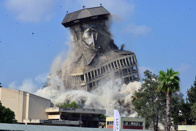 Adana’nın simge yapısı saniyeler içinde tuzla buz oldu