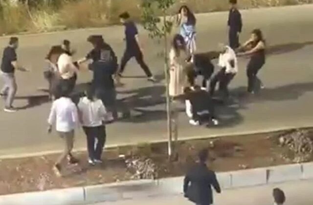 Düğün konvoyunda tekmeli, yumruklu kavga