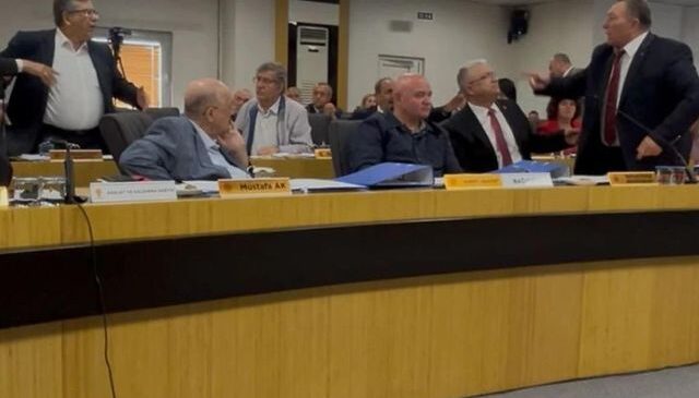 Afyonkarahisar’da yeni dönemin ilk meclisi kavga ile başladı