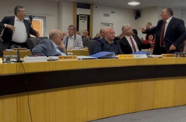 Afyonkarahisar’da yeni dönemin ilk meclisi kavga ile başladı