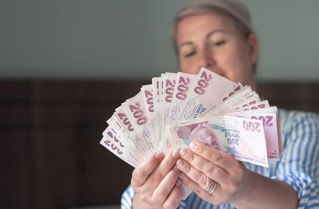 AK Parti kaynakları en düşük emekli maaşı için rakam verdi