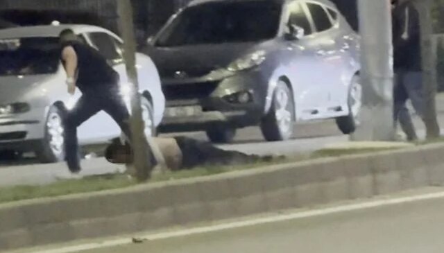 Bir tokatla yere serdiği şahsı sürükleyerek götürdü, o anlar kamerada