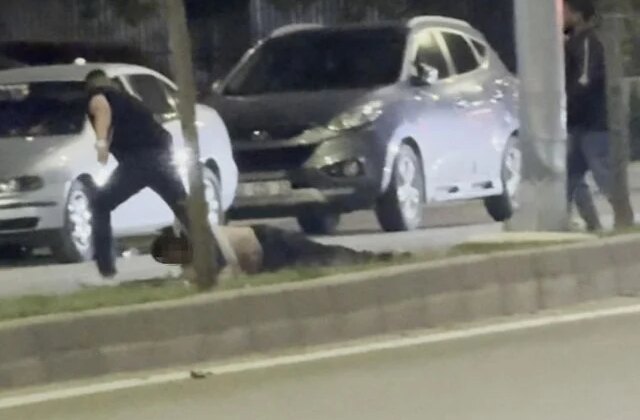 Bir tokatla yere serdiği şahsı sürükleyerek götürdü, o anlar kamerada