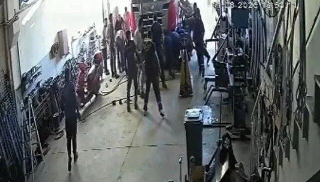 Baba ve oğul tamir ettikleri TIR’ın altında kaldılar: Esnafın müdahalesi faciayı önledi!
