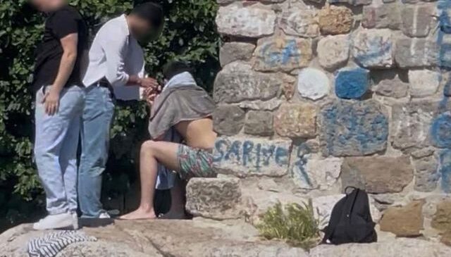 Tarihi yapıları sprey boyayla boyadılar