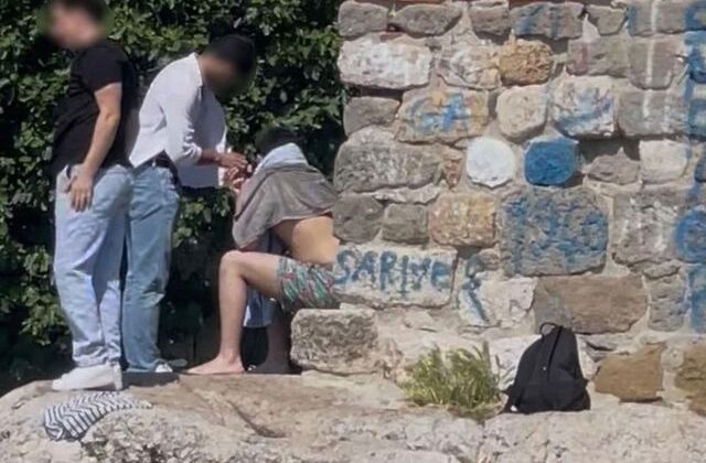 Tarihi yapıları sprey boyayla boyadılar
