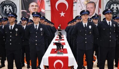 Amasya’da polis adaylarının gurur günü: Mezuniyeti “Erik dalı” oynayarak kutladılar
