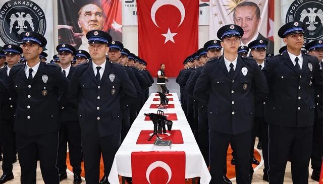 Amasya’da polis adaylarının gurur günü: Mezuniyeti “Erik dalı” oynayarak kutladılar