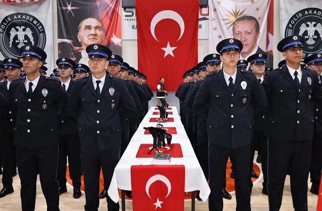 Amasya’da polis adaylarının gurur günü: Mezuniyeti “Erik dalı” oynayarak kutladılar