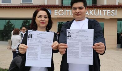 Anne-oğul bitişik sınıflarda YKS’ye girdi