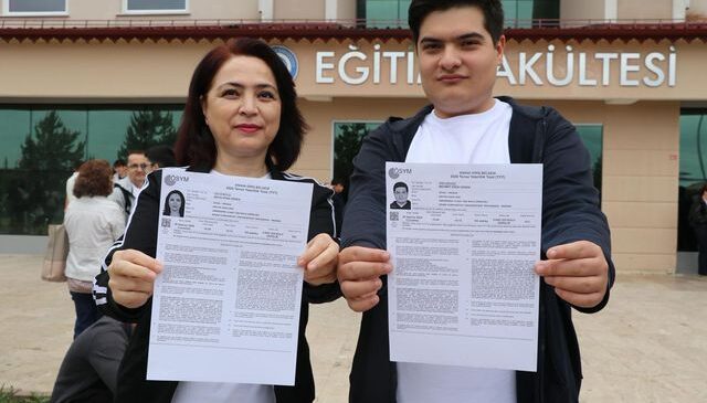 Anne-oğul bitişik sınıflarda YKS’ye girdi