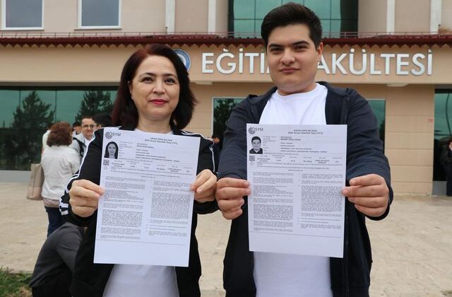 Anne-oğul bitişik sınıflarda YKS’ye girdi