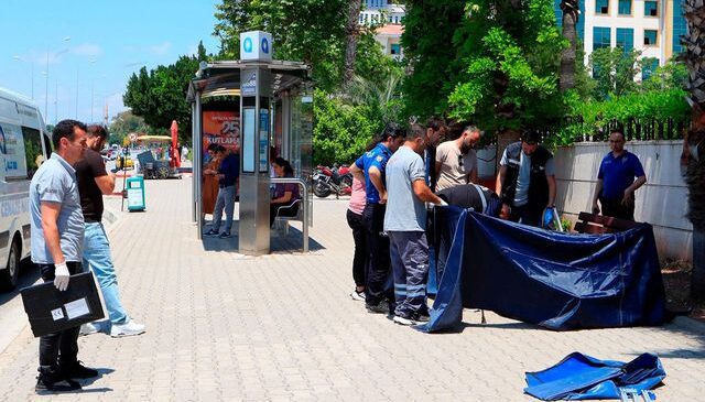Otobüs durağındaki bankta ölü bulundu
