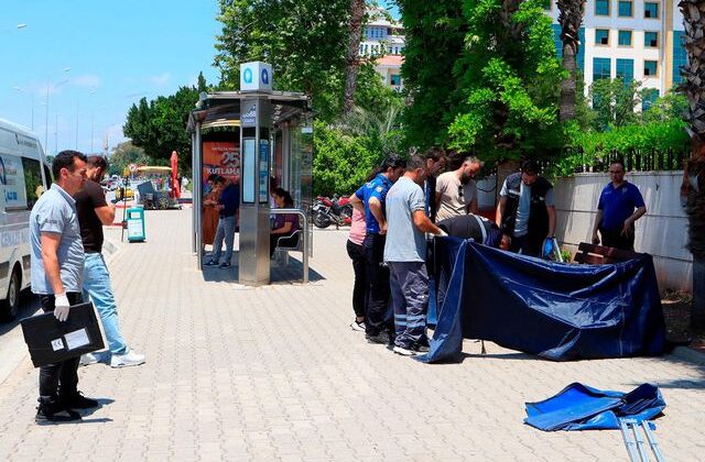 Otobüs durağındaki bankta ölü bulundu