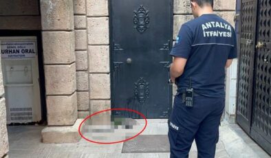 Cami kapısında namaza gelen cemaati şoke eden manzara