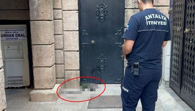 Cami kapısında namaza gelen cemaati şoke eden manzara
