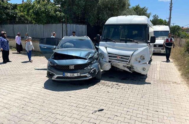 Antalya’da okul servisi otomobille çarpıştı: 7’si anaokulu öğrencisi 9 yaralı