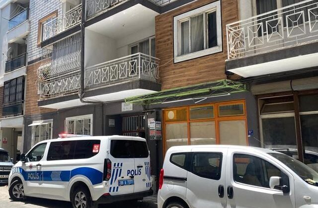 Maske ile kötü koku yayılan eve giren ekipler korkunç manzarayla karşılaştı