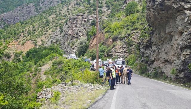 Çoruh Nehri’ne düşen otomobilde kaybolan baba-oğul aranıyor