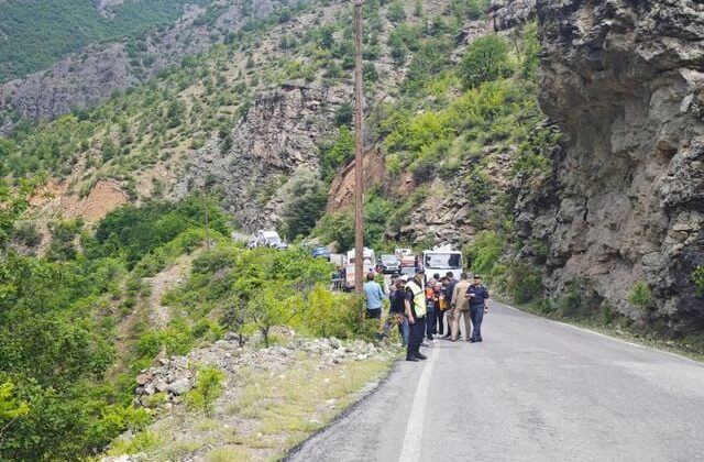 Çoruh Nehri’ne düşen otomobilde kaybolan baba-oğul aranıyor
