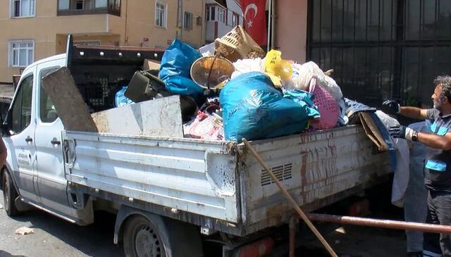 İhbar üzerine girilen evden 5 kamyon çöp çıktı