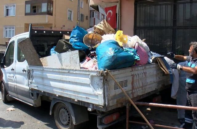 İhbar üzerine girilen evden 5 kamyon çöp çıktı