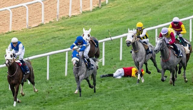 Attan düşen jokey Gökhan Kocakaya, hastaneye sevk edildi! İşte son durumu