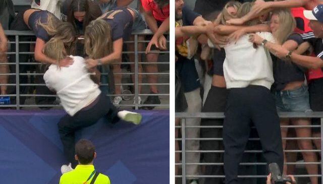 Attıkları tarihi golden sonra örümcek adam gibi tribünlere tırmandı