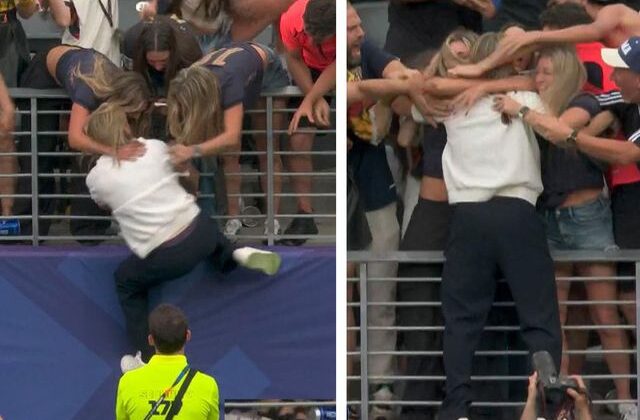 Attıkları tarihi golden sonra örümcek adam gibi tribünlere tırmandı