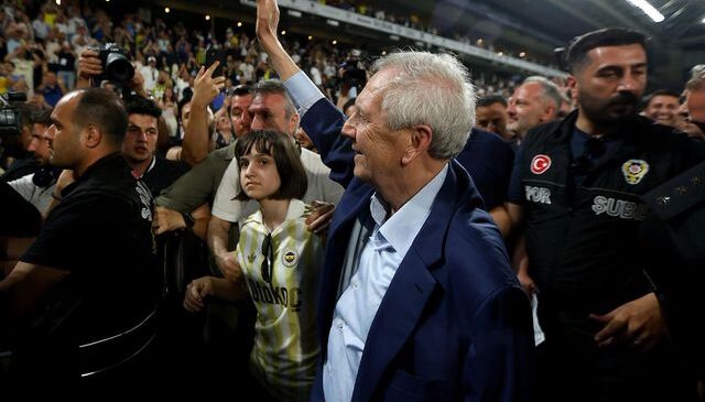 Aziz Yıldırım’ın duygusal anları! O tezahüratı duyunca anında eşlik etti