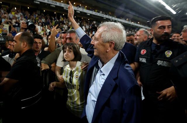 Aziz Yıldırım’ın duygusal anları! O tezahüratı duyunca anında eşlik etti