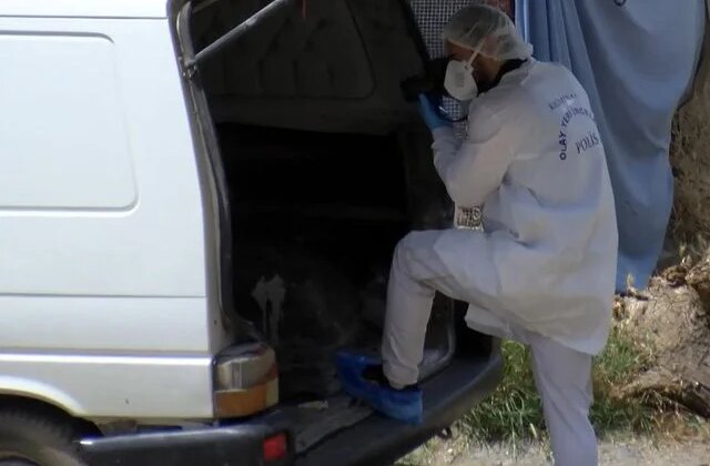 Park halindeki araçta korkunç sır! Oyun oynayan çocuklar buldu