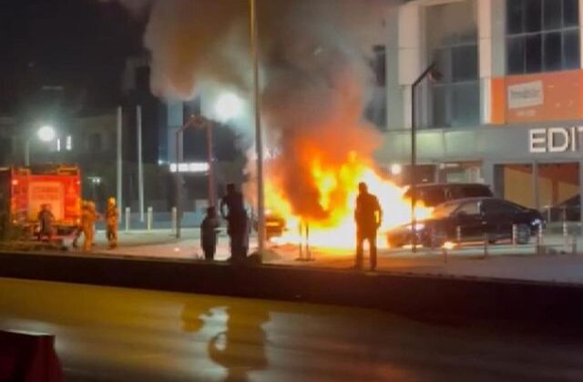 Bakırköy’de 50 milyon TL değerinde 4 otomobil alevlere teslim oldu