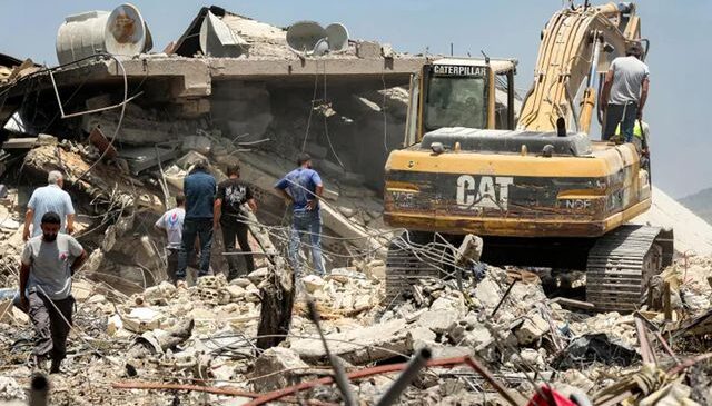 Barış görüşmeleri sürerken Lübnan’da enkazdan cesetler çıkarıldı