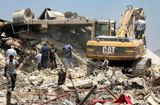 Barış görüşmeleri sürerken Lübnan’da enkazdan cesetler çıkarıldı