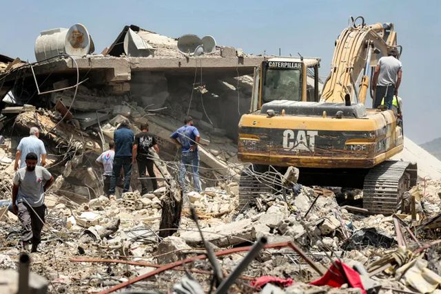 Barış görüşmeleri sürerken Lübnan’da enkazdan cesetler çıkarıldı