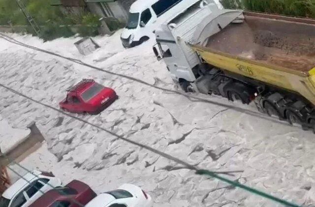 Başkenti sağanak ve dolu vurdu, yaşam durma noktasında geldi