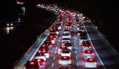 Anadolu Otoyolu Düzce geçişinde trafik durma noktasına geldi