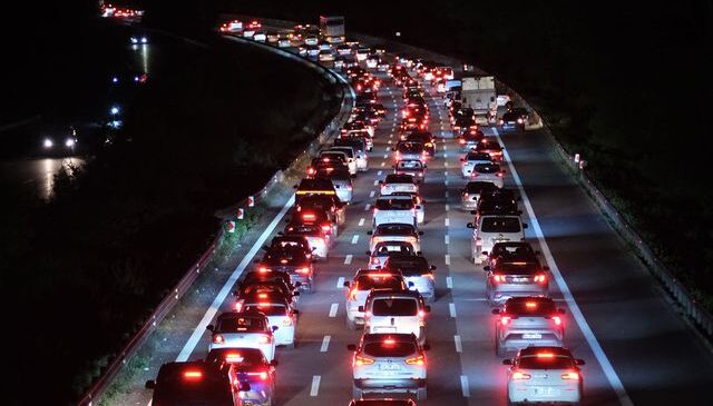 Anadolu Otoyolu Düzce geçişinde trafik durma noktasına geldi