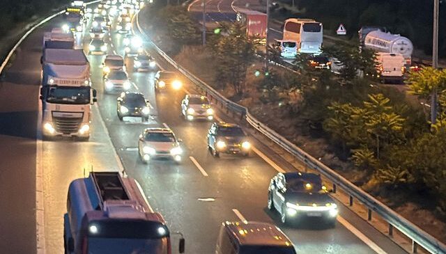 Bayram bitti trafik bitmedi: Düzce geçişinde kilometrelerce kuyruk