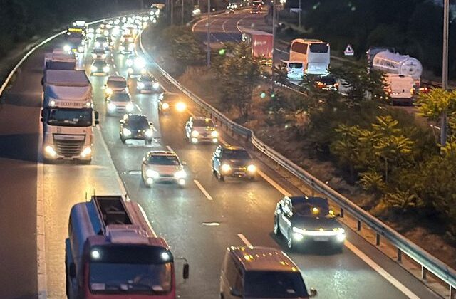Bayram bitti trafik bitmedi: Düzce geçişinde kilometrelerce kuyruk