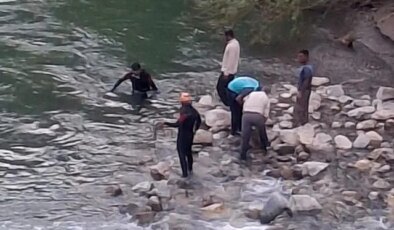 Bitlis’te dereye giren 3 kardeşten biri hayatını kaybetti, birini babası kurtardı, diğeri ise kayıp